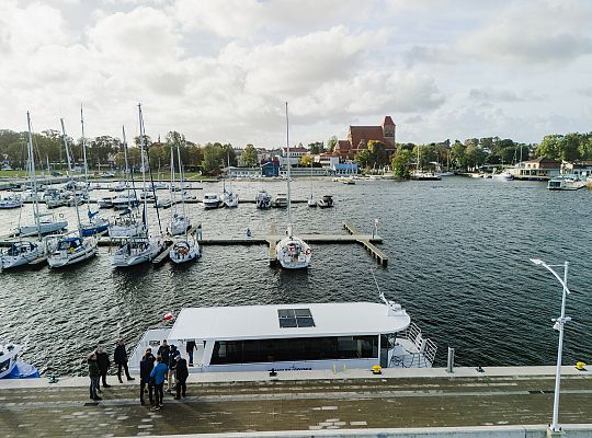 10.10.2025 na wodach Zatoki Puckiej  odbyły się testy elektrycznego tramwaju wodnego